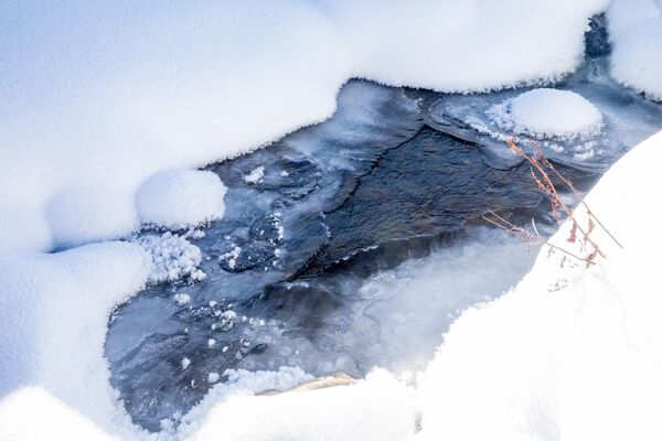 Горный ручей во льду  - Sputnik Южная Осетия
