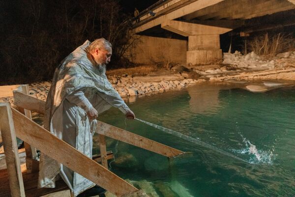 Отец Сергий (Кокоев) совершает чин освящения воды  - Sputnik Южная Осетия