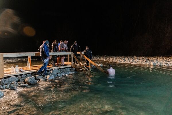 Крещенские купания в реке Малая Лиахва  - Sputnik Южная Осетия