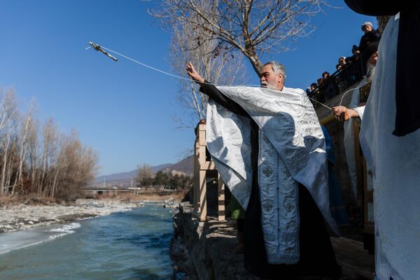Чин освящения воды на реке Лиахва  - Sputnik Южная Осетия
