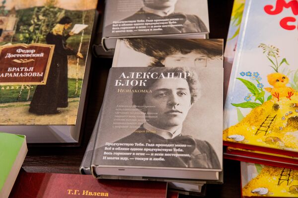 &quot;Русский дом&quot; в Цхинвале передал министерству культуры в дар 4 тысячи книг - Sputnik Южная Осетия