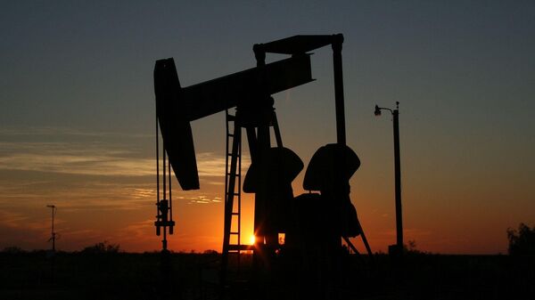 Эксперт рассказал, почему контрагентам придется перепродавать нефть без учета потолка цен - Sputnik Южная Осетия