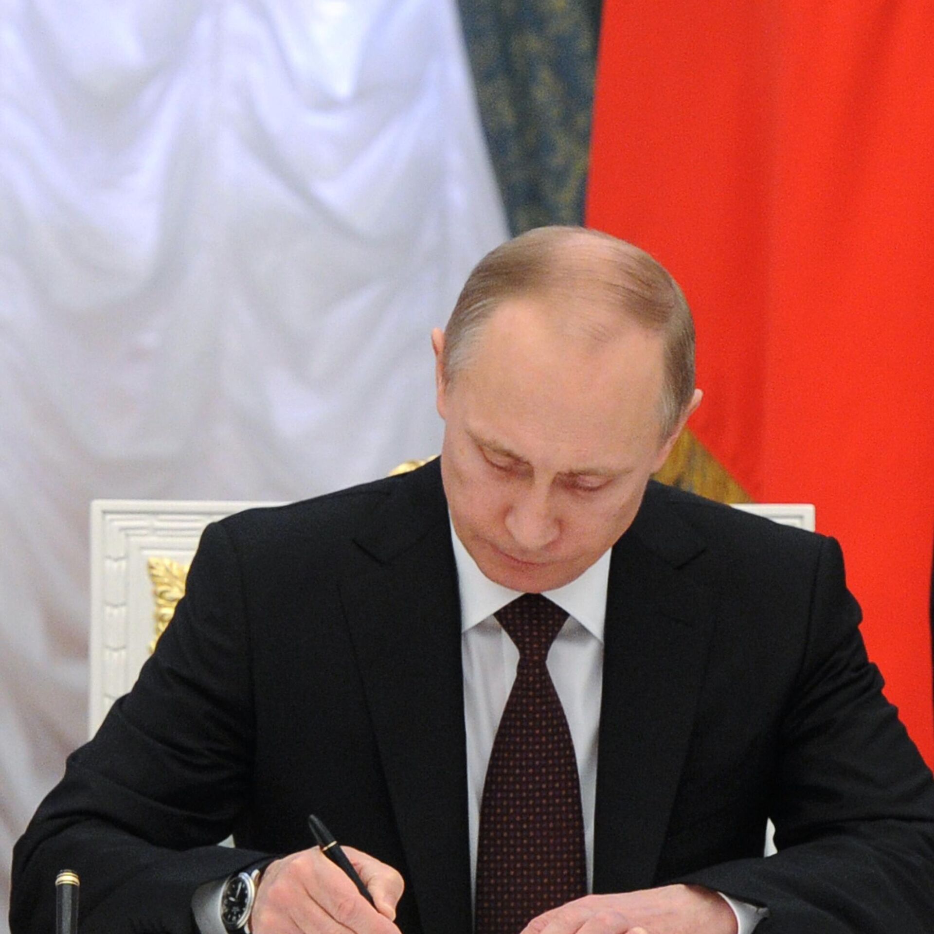 Путин Владимир Владимирович подписывает указ