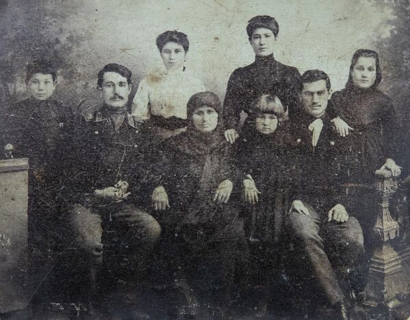 Рутен Гаглоев (второй слева) с семьей - Sputnik Южная Осетия