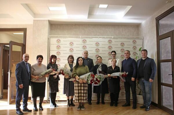В парламенте Южной Осетии наградили педагогов и воспитателей республики - Sputnik Южная Осетия