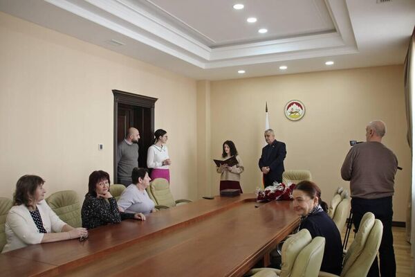 В парламенте Южной Осетии наградили педагогов и воспитателей республики - Sputnik Южная Осетия
