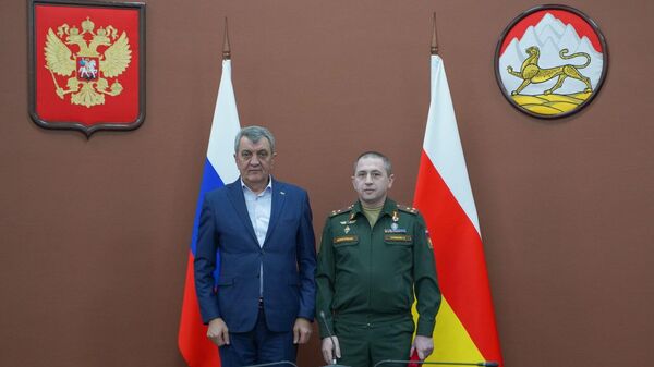 Глава Северной Осетии наградил военного прокурора Владикавказского гарнизона медалью Во славу Осетии - Sputnik Южная Осетия
