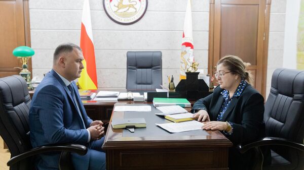 Совещание Алана Гаглоева с министром здравоохранения Агундой Плиевой  - Sputnik Южная Осетия