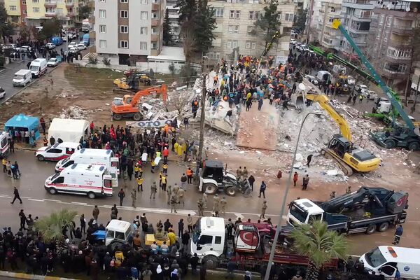 Спасатели ищут выживших среди завалов в Шанлыурфе, Турция. - Sputnik Южная Осетия