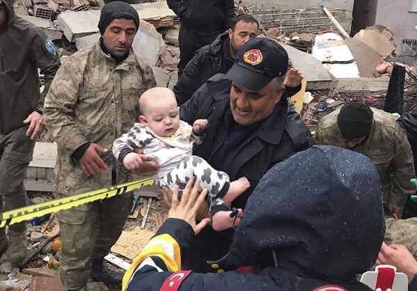 Ребенка спасают из разрушенного здания в Малатье, Турция. - Sputnik Южная Осетия