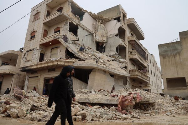 Сильно поврежденное здание в городе Сармада в сельской местности северо-западной сирийской провинции Идлиб. - Sputnik Южная Осетия