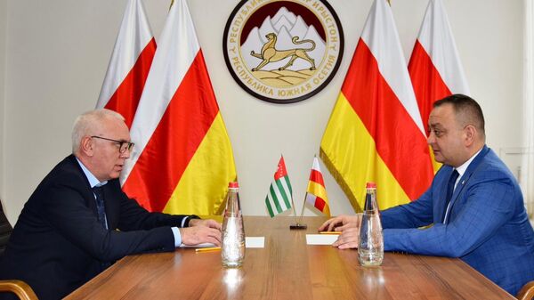 Посол Южной Осетии в РФ Знаур Гассиев и посол Абхазии в России Алхас Квициниа - Sputnik Южная Осетия