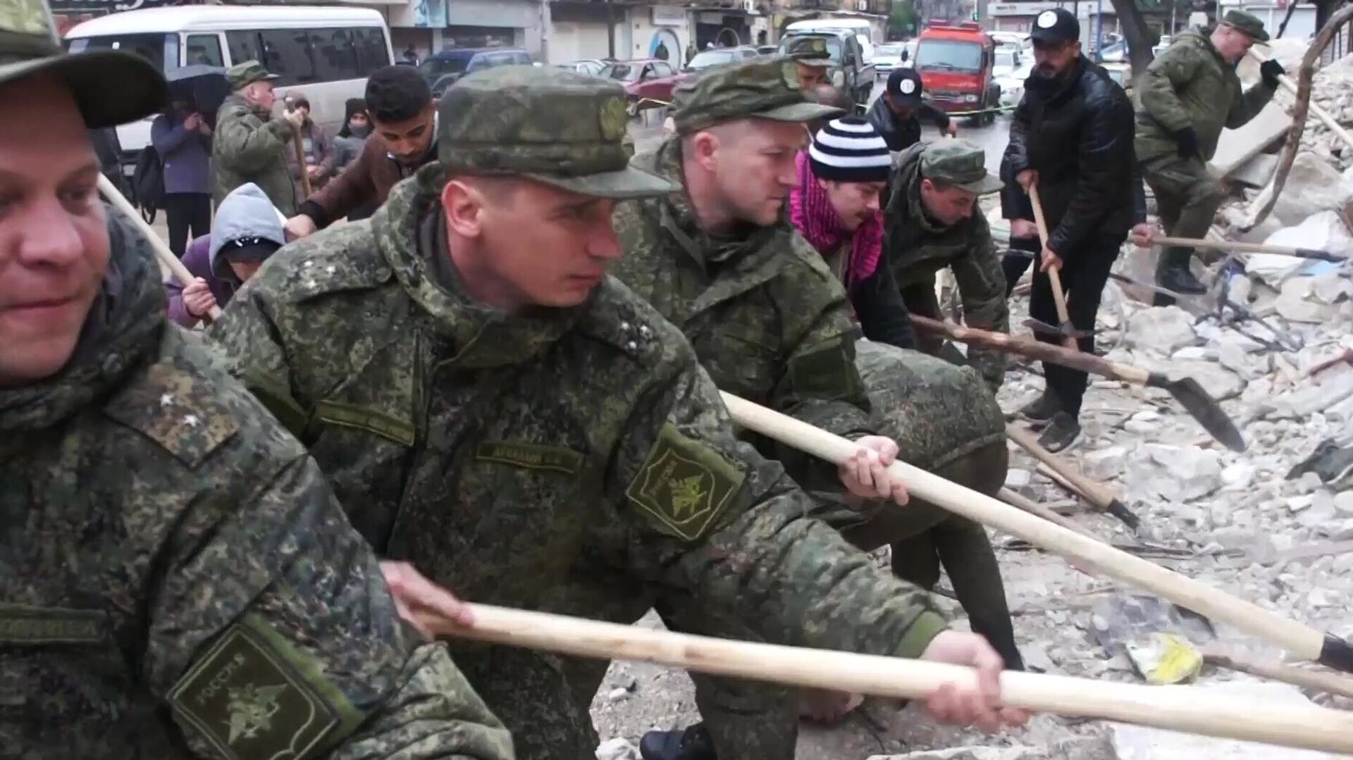 Российские военные в Сирии помогают в ликвидации последствий землетрясения - Sputnik Южная Осетия, 1920, 07.02.2023