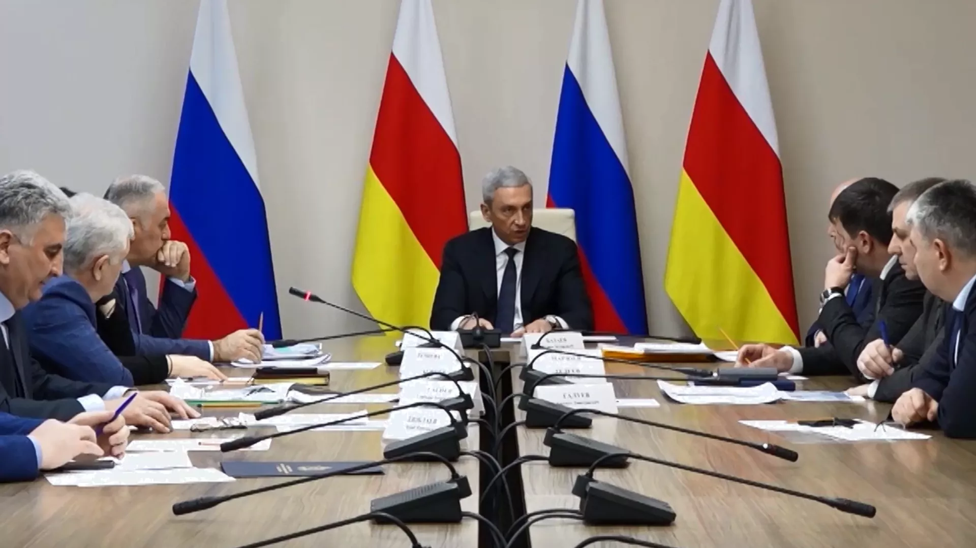Совещание под руководством Бориса Джанаева