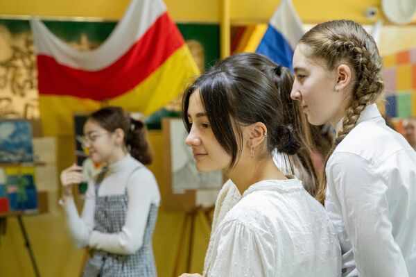 Открытие выставки в Лицее искусств, приуроченное ко Дню защитника Отечества - Sputnik Южная Осетия
