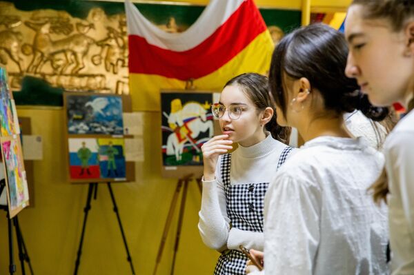 Открытие выставки в Лицее искусств, приуроченное ко Дню защитника Отечества - Sputnik Южная Осетия