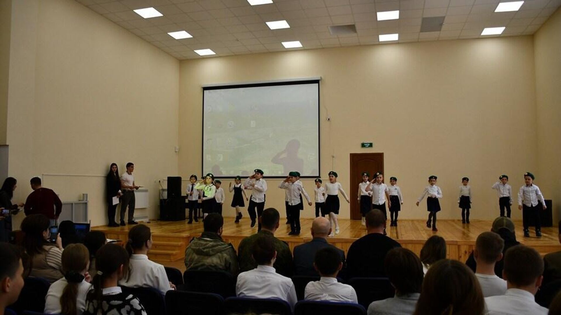 В Цхинвальской школе № 3 провели праздничное мероприятие для военнослужащих и участников СВО - Sputnik Южная Осетия, 1920, 24.02.2023