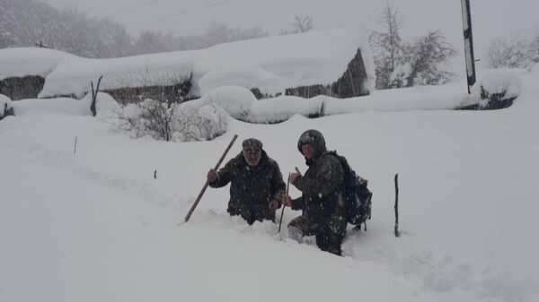 Сотрудники МЧС Южной Осетии доставили гумпомощь пожилому мужчине, оказавшемуся в снежном плену - Sputnik Южная Осетия