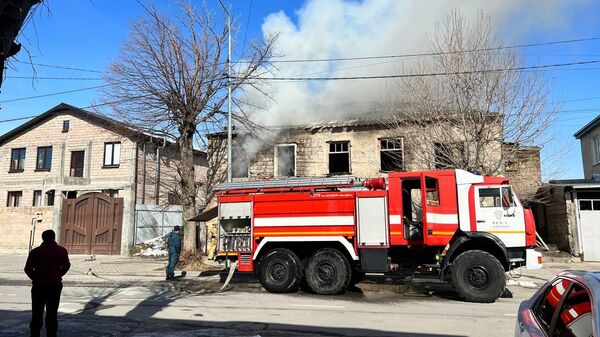 Сотрудники МЧС Южной Осетии ликвидировали возгорание нежилого дома в Цхинвале - Sputnik Южная Осетия
