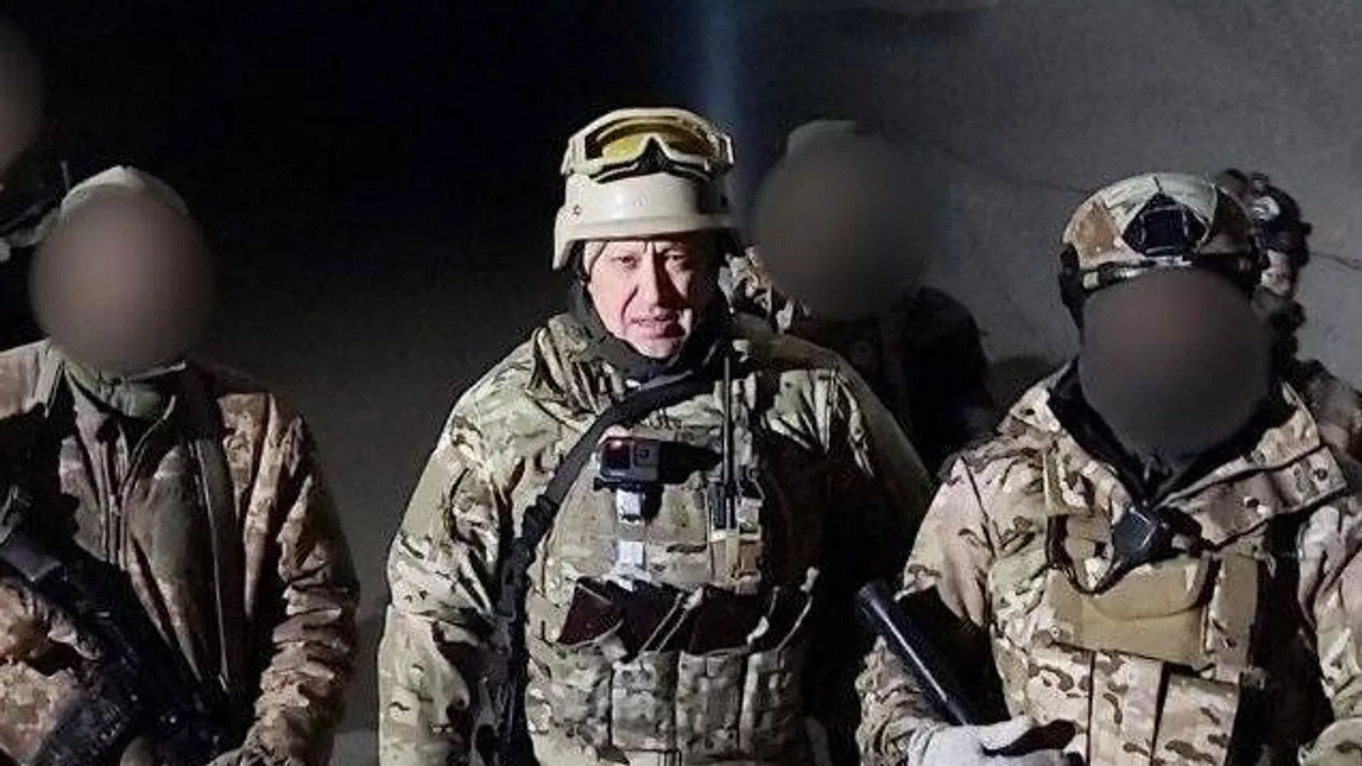 Бойцы подразделения ЧВК Вагнер и основатель группы бизнесмен Евгений Пригожин в Соледаре.