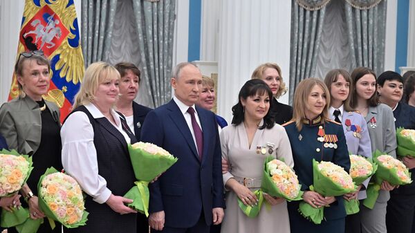 Президент РФ В. Путин вручил государственные награды выдающимся женщинам России - Sputnik Южная Осетия