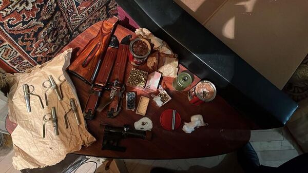 Полицейские Владикавказа обнаружили целый арсенал оружия в доме умершего пенсионера - Sputnik Южная Осетия