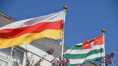 Флаг Осетии и флаг Абхазии