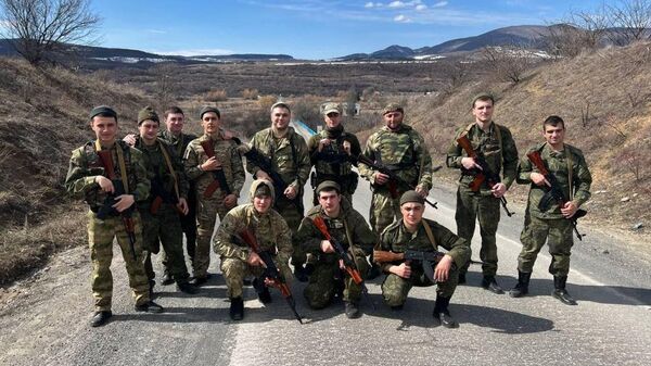 Военнослужащие Учебной роты Минобороны РЮО совершают марш-броски - Sputnik Южная Осетия