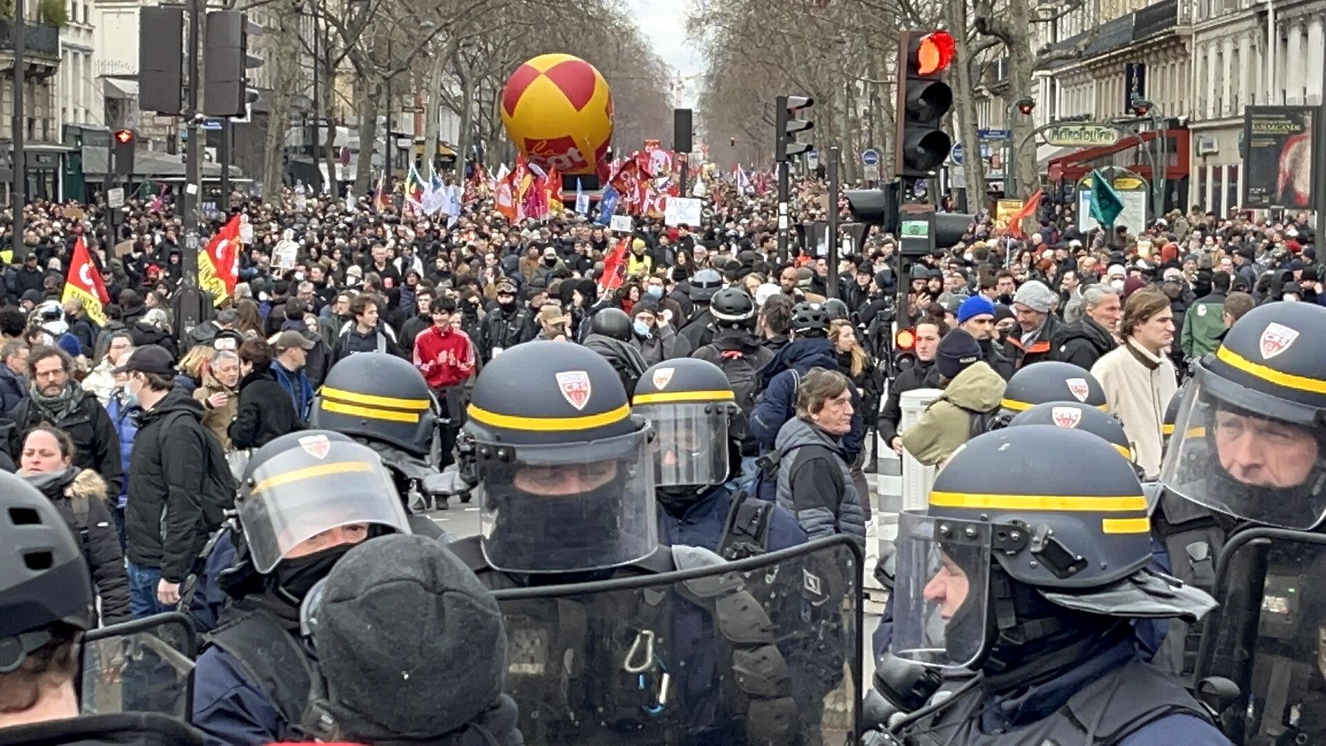 Протесты против пенсионной реформы продолжаются в Париже - Sputnik Южная Осетия, 1920, 13.03.2023
