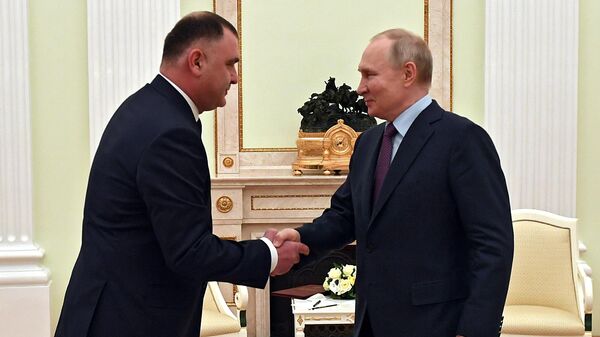 Президент РФ Владимир Путин и президент Республики Южная Осетия Алан Гаглоев - Sputnik Южная Осетия