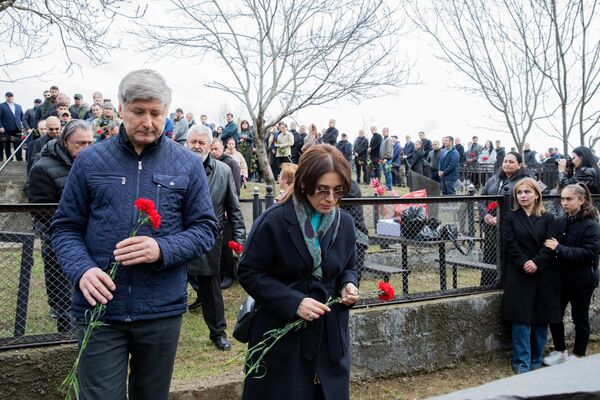 Возложение цветов к могиле жертв Ередской трагедии - Sputnik Южная Осетия