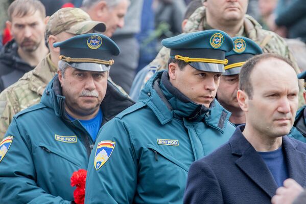 Возложение цветов к могиле жертв Ередской трагедии - Sputnik Южная Осетия