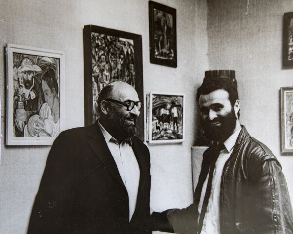 В выставочном зале Цхинвала художники Хсар Гассиев и Андрей Баззаев. 1989 г. - Sputnik Южная Осетия