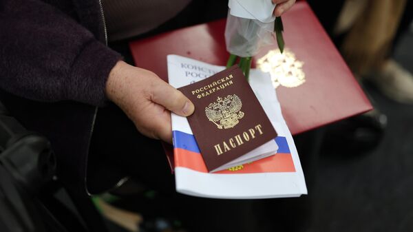 Жители Херсонской области получают российские паспорта. Архивное фото  - Sputnik Южная Осетия