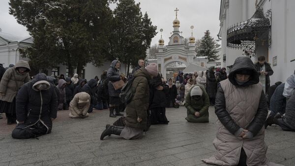 Люди молятся в монастырском комплексе Киево-Печерской лавры в Киеве - Sputnik Южная Осетия
