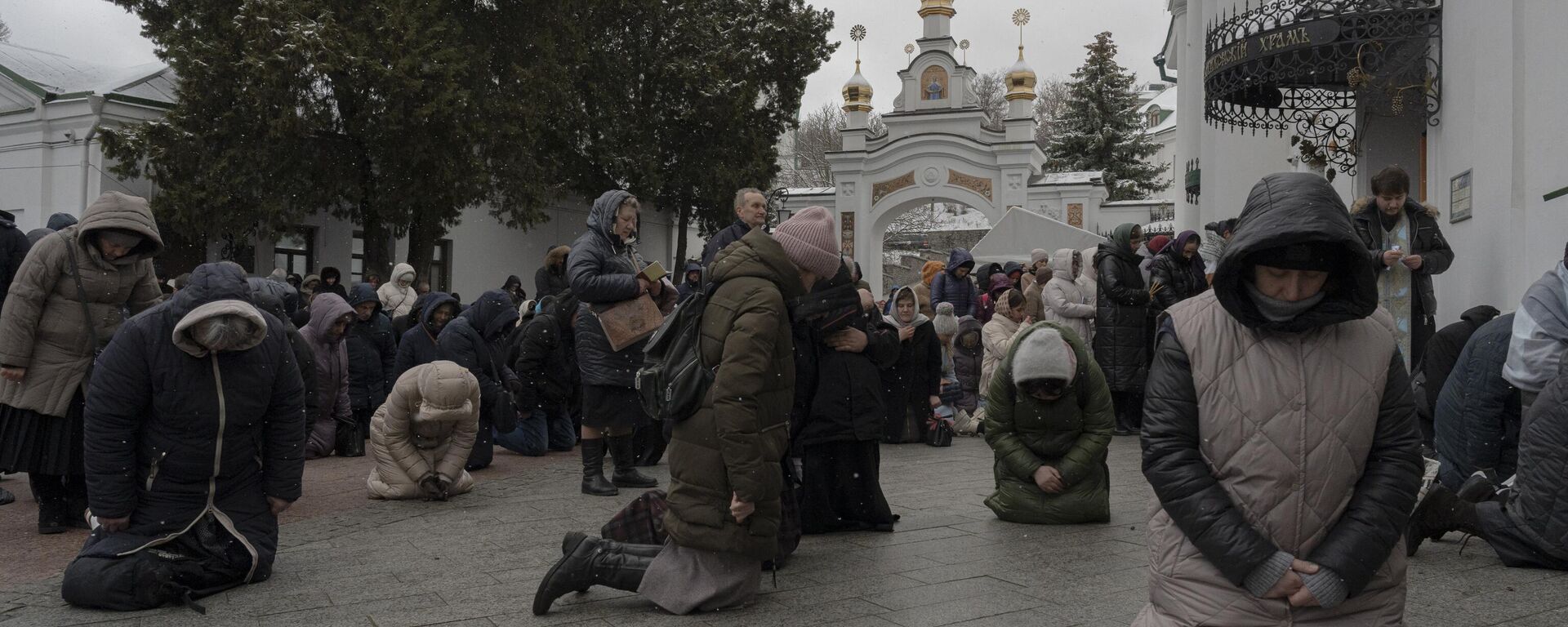 Люди молятся в монастырском комплексе Киево-Печерской лавры в Киеве - Sputnik Южная Осетия, 1920, 30.03.2023