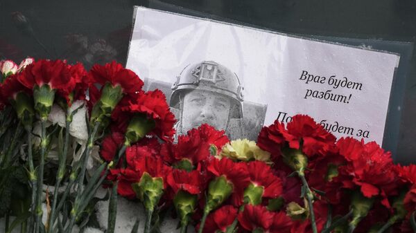 Цветы на месте гибели военкора Владлена Татарского - Sputnik Южная Осетия