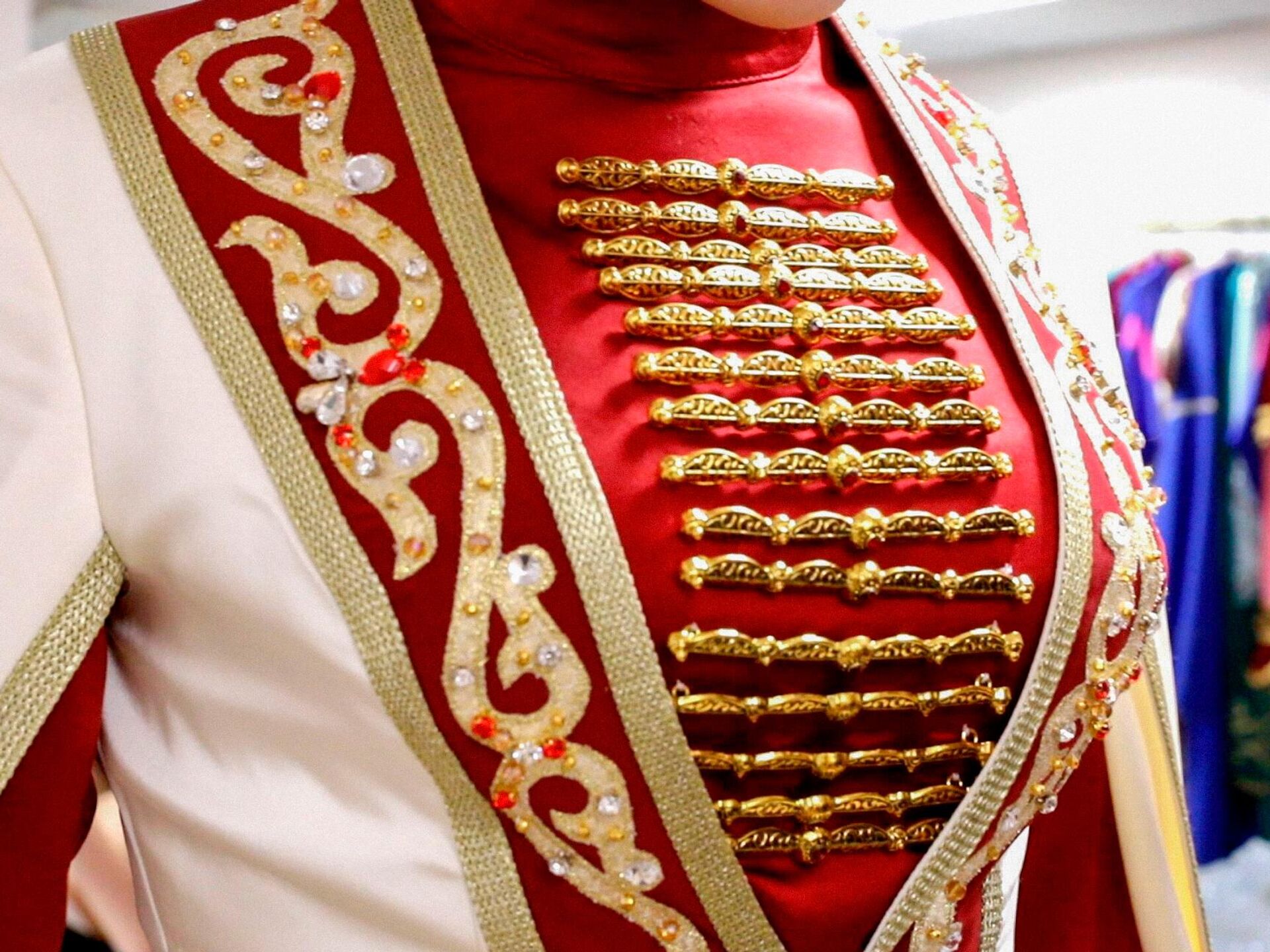 Одежда осетин. Национальный костюм осетинцев. Осетинский наряд. Осетинский национальный костюм мужской. Южная Осетия национальный костюм.