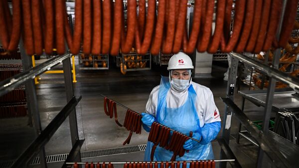 Работница в цехе готовой продукции на Черкизовском мясокомбинате в Москве - Sputnik Южная Осетия