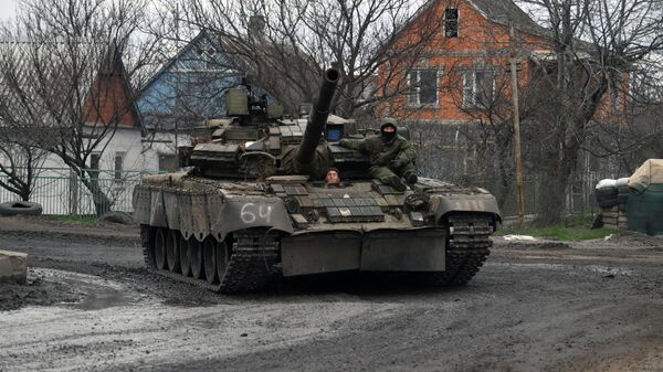 Российские военнослужащие на танке Т-72 в Южном секторе СВО  - Sputnik Южная Осетия