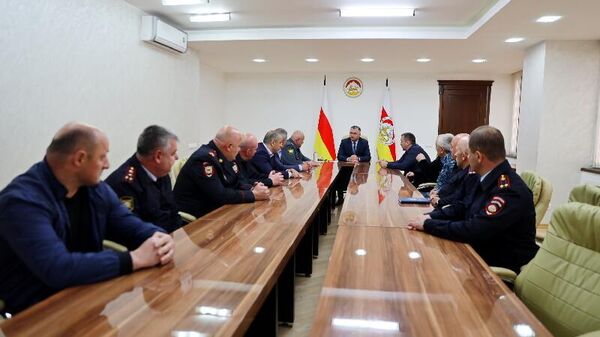 Президент Алан Гаглоев провел совещание с руководящим составом министерства внутренних дел во главе с министром ВД Аланом Гучмазовым - Sputnik Южная Осетия