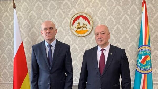Глава МИД Южной Осетии Ахсар Джиоев принял посла Абхазии в республике Алана Елбакиева - Sputnik Южная Осетия