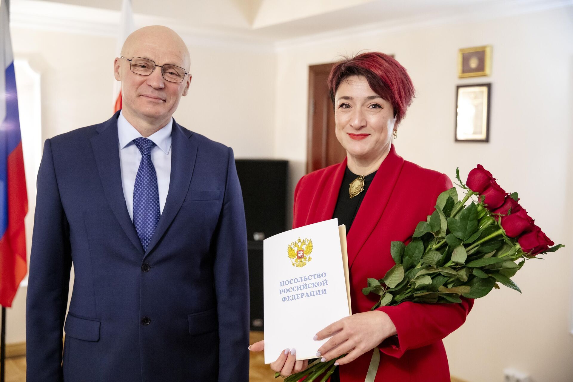 В посольстве России в Цхинвале наградили российских соотечественников ...