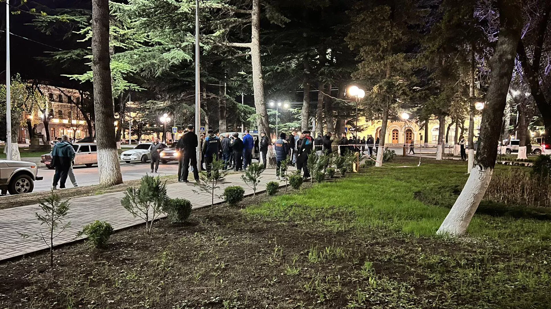 Люди на месте убийства жителя Цхинвала Сослана Валиева. Архивное фото 