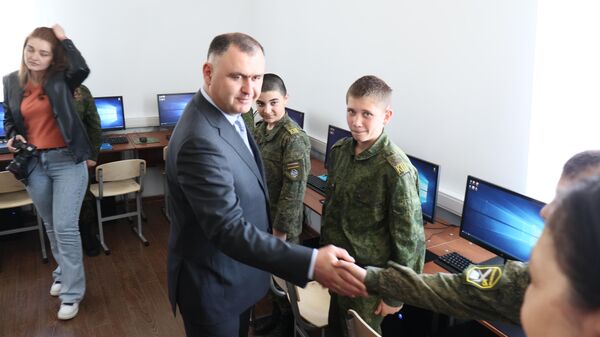 Передача компьютерной техники кадетской школе Минобороны РЮО в Цхинвале - Sputnik Южная Осетия