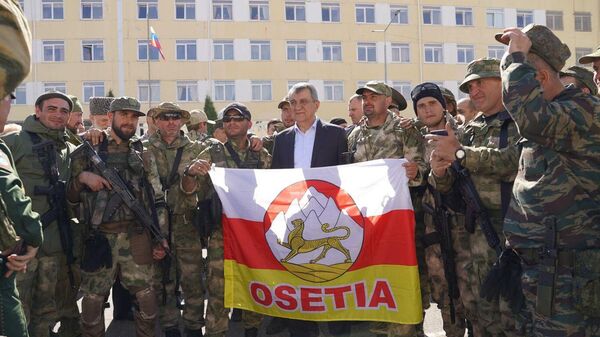Глава Северной Осетии Сергей Меняйло (в центре) во время проводов мобилизованных в зону СВО - Sputnik Южная Осетия