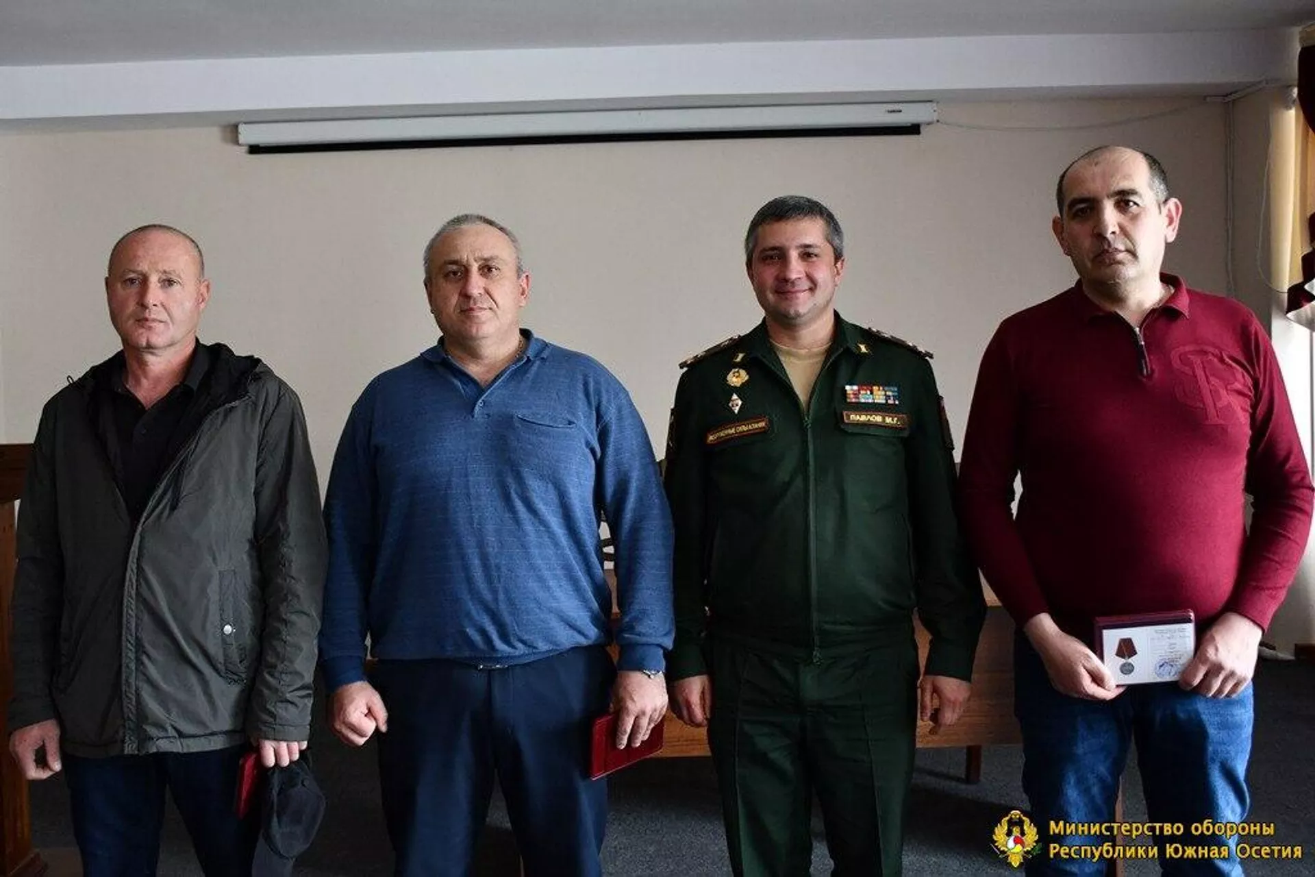Министр обороны Южной Осетии Марат Павлов вручил медали защитникам Родины  - Sputnik Южная Осетия, 1920, 21.04.2023