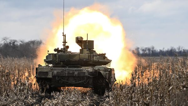 Танк Т-90М Прорыв ведет стрельбу по позициям ВСУ в зоне спецоперации - Sputnik Южная Осетия