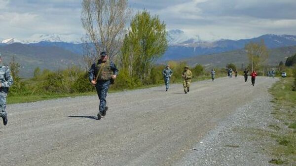 Сотрудники УВО МВД Южной Осетии совершают марш-бросок по пересеченной местности в Цхинвальском районе  - Sputnik Южная Осетия