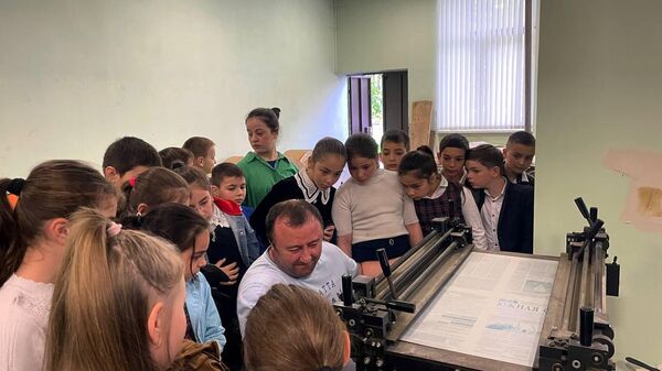 Школьников Южной Осетии познакомили с работой типографии - Sputnik Южная Осетия